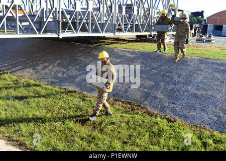 Us-Armee Fallschirmjäger auf die 173Rd Airborne Brigade zugeordnet, die 54Th Brigade Engineer Battalion und italienischen Soldaten aus dem 2 Engineer Regiment Pointieri Piacenza arbeiten zusammen, um die Komponenten einer Brücke während der Übung Livorno Schock bei Livorno Army Depot, Italien, Oktober 22, 2016 zu montieren. Livorno Schock ist eine kombinierte Bereitschaft Übung entwickelt US-Fallschirmjäger mit River Crossing Fähigkeiten vertraut zu machen und wird durch 2. der Italienischen Armee Engineer Regiment Pointieri geführt. Die 173Rd Airborne Brigade ist der US-Armee Contingency Response Force in Europa, die schnelle Bereitstellung - deplo Stockfoto