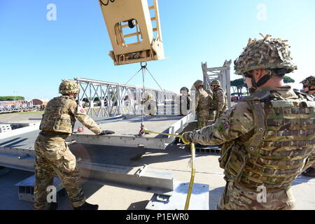 Soldaten aus 22 der britischen Armee, der Royal Engineers Regiment arbeiten die Komponenten einer Brücke während der Übung der Schock in Livorno Livorno Army Depot, Italien, Oktober 22, 2016 zu montieren. Livorno Schock ist eine kombinierte Bereitschaft Übung entwickelt US-Fallschirmjäger mit River Crossing Fähigkeiten vertraut zu machen und wird von 2. der Italienischen Armee Engineer Regiment Pointieri. Die 173Rd Airborne Brigade ist der US-Armee Contingency Response Force in Europa, die schnelle Bereitstellung - Bereitstellung von Kräften, die mit der US-Armee in Europa, Afrika und dem Central Command Verantwortungsbereiche innerhalb von 18 Stunden. Die Brigade Stockfoto