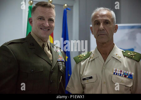 Colonel Daniel Steiner, kommandierender Offizier der Special Purpose Marine Air Ground Task Force-Crisis Response-Africa, nahmen an einer globalen Special Operations Konferenz der Internationalen Campus für Sicherheit und Verteidigung in Sevilla, Spanien, Okt. 21 gehostet werden. Brigadegeneral Jaime Íñiguez Andrade, Kommandeur des Joint Special Operations Command, versah die Veranstaltung mit einer Rede über die Rolle der internationalen Zusammenarbeit in der globalen Sicherheit Umwelt. Die Konferenz, die wissenschaftlichen Kenntnisse über die globalen SOF Konzept zu entwickeln, sofern die SPMAGTF Gelegenheit zu diskutieren und SOF int erweitern Stockfoto