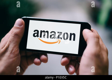 Nahaufnahme der Bildschirm des Smartphones mit weißen AMAZON APP LOGO und Symbol Stockfoto
