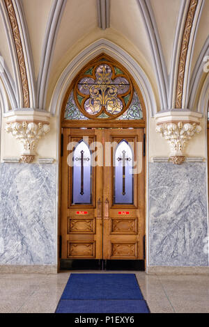 Innenraum der Kirche Tür aus Hoch dekorierte Eichen- und Glasfenster mit Kreuzen, erstellt circa 1904 mit wunderschönen antiken Handwerkskunst. Stockfoto