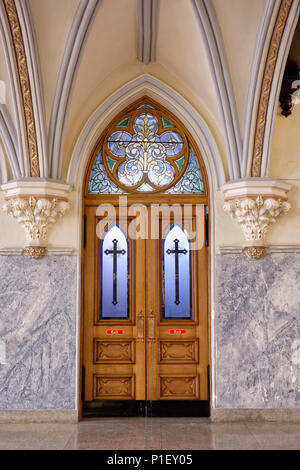 Innenraum der Kirche Tür aus Hoch dekorierte Eichen- und Glasfenster mit Kreuzen, erstellt circa 1904 mit wunderschönen antiken Handwerkskunst. Stockfoto