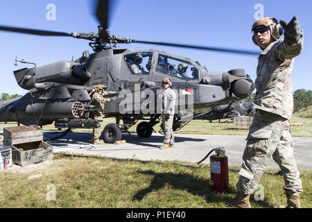 Soldaten aus der 3. Staffel, 17 Cavalry Regiment verwendet hand Signale auf eine Bewaffnung zu kommunizieren und Auftanken während Light Horse Focus Antenne schießwesen auf Fort Stewart Oktober 21. Die Antenne schießwesen ist in Light Horse Ausrichtung der Ausbildung Übung der Einheit, mit dem Flieger ihre Qualifikationen zu bewahren und Ground Support persönliche ihre Bereitschaft zu erweitern. (U.S. Armee Foto von SPC. Scott Lindblom) Stockfoto