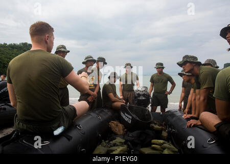 Philippiine Marines und US-Marines mit Fox Company, Bataillon Landung Team, 2.BATAILLON, 4. Marine Regiment, 31 Marine Expeditionary Unit, diskutieren bekämpfen Gummi Streifzüge Handwerk Taktiken als Teil der Philippinischen amphibische Landung Übung 33 (PHIBLEX) bei Marine Kaserne Gregorio Lim, Ternate, Philippinen, Oktober 5, 2016. PHIBLEX ist ein bilaterales Training entwickelt, um die Interoperabilität, die Bereitschaft und beruflichen Beziehungen zwischen dem US Marine Corps und Partnerstaaten zu verbessern. (U.S. Marine Corps Foto von Cpl. Darien J. Bjorndal) Stockfoto