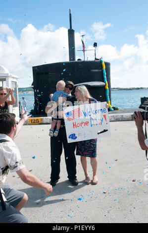 161025-N-WI 626-173 NAVAL BASE GUAM (Okt. 25, 2016) USS Key West technischer Offizier lt Cmdr Judson Thomas ist mit einem Geschlecht offenbaren, die von seiner Frau Lizzie und Sohn Calhoun während der u-Boot homecoming Okt. 25 überrascht. USS Key West wieder zu seinen Heimathafen von Apra Harbor, Guam, nach vier-und-ein-halb Monat vorwärts - Betriebszeit in der 7.Flotte Verantwortungsbereich. (U.S. Marine Foto von Leutnant Lauren Spaziano/freigegeben) Stockfoto