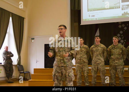 Us Army 1st Lieutenant Tyler Rauenzahm, Fallschirmjäger in den zweiten Bataillon zugeordnet, 503Rd Infanterie Regiment (Airborne), 173Rd Airborne, kurze Studenten der Karsavas Vidusskola Schule über ihre Rolle in Lettland und Armee Job 21 Oktober, in Karsavas, Lettland 2016. Der Service Mitglieder besuchte die Schule auf ihre Rolle in Lettland, Militär und Sport zu informieren. Die US-Armee und Marine Corps beteiligt sind, die in der übung Silberpfeil. Silver Arrow ist ein zwei-wöchigen Lettische led-Übung, die ausländische Streitkräfte Einheiten verbindet, um Beziehungen zu entwickeln und die Nutzung der Alliierten und Partner natio Stockfoto