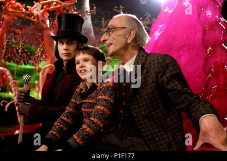 Original Filmtitel: Charlie und die Schokoladenfabrik. Englischer Titel: Charlie und die Schokoladenfabrik. Regisseur: Tim Burton. Jahr: 2005. Stars: Johnny Depp, Freddie Highmore, David Kelly. Quelle: WARNER BROS. /Berg, Peter/Album Stockfoto