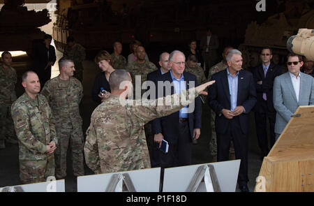 Generalmajor William B. Hickman, der US-Army Central stellvertretenden kommandierenden General, Schriftsatz ein kongreßdelegation Okt. 19, 2016 im Camp Arifjan, Kuwait. Die CODEL enthalten Kongressabgeordnete Michael Conaway für Texas' 11 Kongreßbezirk, Kongressabgeordnete Ralph Abraham für Louisianas 5th congressional District und Kongressabgeordnete Gwen Graham für Floridas 2 Kongreßbezirk. (U.S. Armee Foto von Sgt. Angela Lorden) Stockfoto