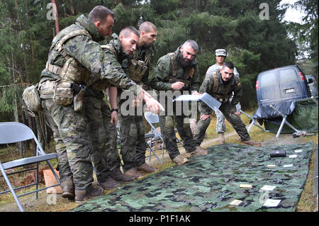 Spanische Soldaten führen die Munition Problemlösung Lane während die besten europäischen Sniper Squad Wettbewerb an der 7. Armee den Befehl, Grafenwöhr Training Area, Bayern, Deutschland, Okt. 25, 2016. Die Europäische beste Sniper Squad-Wettbewerb ist eine Armee Europa Konkurrenz, anspruchsvolle Militärs aus ganz Europa zu konkurrieren und die Zusammenarbeit mit Verbündeten und Partner Nationen verbessern. (U.S. Armee Foto von visuellen Informationen Spezialist Gertrud Zach) Stockfoto