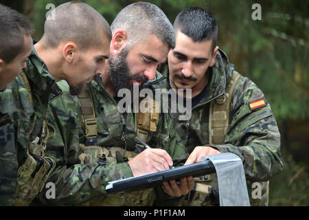 Spanische Soldaten führen die Munition Problemlösung Lane während die besten europäischen Sniper Squad Wettbewerb an der 7. Armee den Befehl, Grafenwöhr Training Area, Bayern, Deutschland, Okt. 25, 2016. Die Europäische beste Sniper Squad-Wettbewerb ist eine Armee Europa Konkurrenz, anspruchsvolle Militärs aus ganz Europa zu konkurrieren und die Zusammenarbeit mit Verbündeten und Partner Nationen verbessern. (U.S. Armee Foto von visuellen Informationen Spezialist Gertrud Zach) Stockfoto