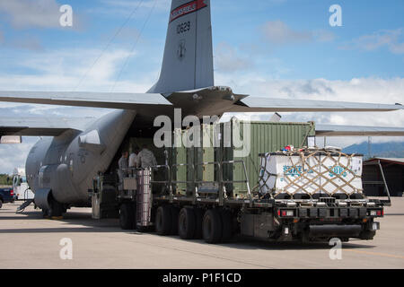 Eine C-130 Hercules von der Ohio Air National Guard bereitgestellten Luftbrücke Unterstützung durch Rücksendung Cargo von Haiti nach Soto Cano Air Base, Honduras. Gemeinsame Aufgabe Force-Bravo Personal arbeitete rund um die Uhr für 15 Tage gerade die Luftbrücke support Durchführung von Personal- und Hilfsgüter nach Hurrikan Matthew heimgesuchte Haiti und zurück nach Honduras Okt. 16. Stockfoto