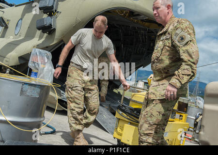 Eine C-130 Hercules von der Ohio Air National Guard bereitgestellten Luftbrücke Unterstützung durch Rücksendung Cargo von Haiti nach Soto Cano Air Base, Honduras. Gemeinsame Aufgabe Force-Bravo Personal arbeitete rund um die Uhr für 15 Tage gerade die Luftbrücke support Durchführung von Personal- und Hilfsgüter nach Hurrikan Matthew heimgesuchte Haiti und zurück nach Honduras Okt. 16. Stockfoto