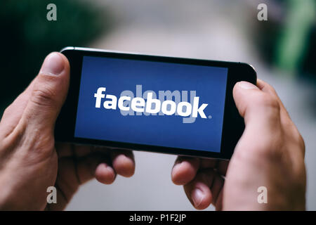 Nahaufnahme des iPhone Bildschirm mit Facebook Logo oder Symbol auf dem Smartphone Stockfoto