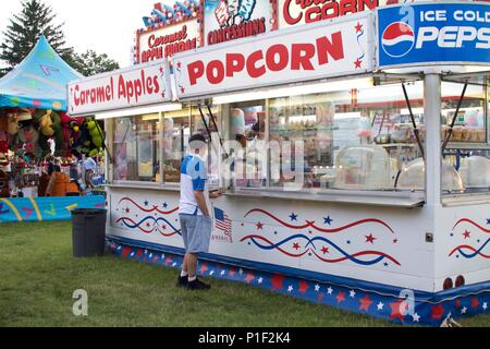 Wyndmoor, PA, USA - Juni 8, 2018: ein Mann wartet auf Karamell Mais an ein Zugeständnis stand auf der jährliche Karneval im Wyndmoor Wyndmoor, PA. Stockfoto