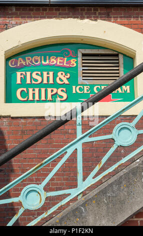 Karussells Fisch und Chip und Eisdiele am Strand von Brighton, East Sussex, UK. Stockfoto