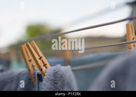 Kleidung trocknen auf der Wäscheleine mit Wäscheklammern Stockfoto