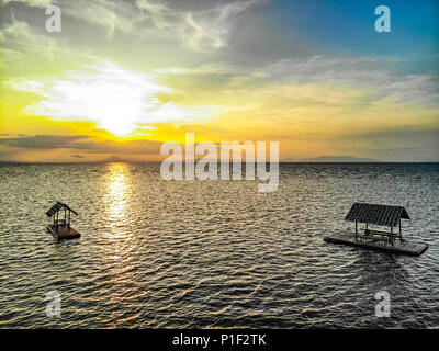 Luftbild von einem schönen Sonnenaufgang an einem Beach Resort in Calatagan, Batangas, Philippinen genommen Stockfoto