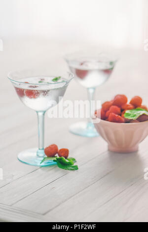 Mineralwasser mit Himbeeren in der Champagne Gläser. Stockfoto