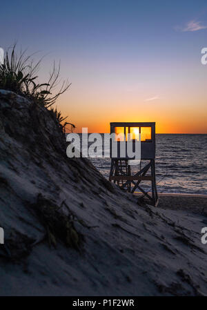 Rettungsschwimmer stehen bei Sonnenaufgang, Nauset Beach, Cape Cod, Massachusetts, USA. Stockfoto