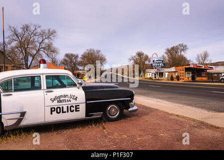 Alte Polizei Auto an der historischen Route 66 bei Seligman, Arizona Stockfoto