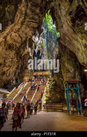 Treppe in einen hinduistischen Tempel innerhalb von Batu Höhlen, Malaysia Stockfoto