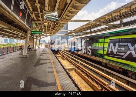 Züge mit Skytrain Station in Bangkok. Stockfoto