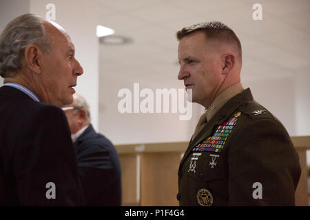 Colonel Daniel Steiner, kommandierender Offizier der Special Purpose Marine Air Ground Task Force-Crisis Response-Africa, nahmen an einer globalen Special Operations Konferenz der Internationalen Campus für Sicherheit und Verteidigung in Sevilla, Spanien, Okt. 21 gehostet werden. Brigadegeneral Jaime Íñiguez Andrade, Kommandeur des Joint Special Operations Command, versah die Veranstaltung mit einer Rede über die Rolle der internationalen Zusammenarbeit in der globalen Sicherheit Umwelt. Die Konferenz, die wissenschaftlichen Kenntnisse über die globalen SOF Konzept zu entwickeln, sofern die SPMAGTF Gelegenheit zu diskutieren und SOF int erweitern Stockfoto