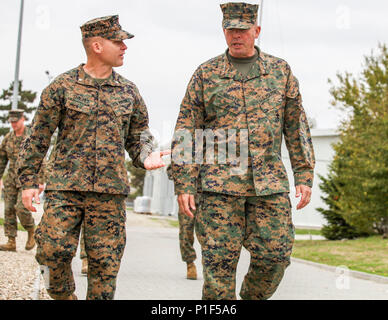 Us Marine Corps Oberstleutnant Paul Teachey, Links, das Schwarze Meer die Drehkraft kommandierenden Offizier, begleitet die US Marine Corps Generalleutnant John E. Wissler, Kommandeur der US-Marine-Befehl, wie er Touren die Mihail Kogălniceanu Air Base, Rumänien, 26. Oktober 2016. Schwarzes Meer die Drehkraft ist eine jährliche multilaterale Sicherheit Zusammenarbeit zwischen dem US Marine Corps und Partner Nationen am Schwarzen Meer, auf dem Balkan und im Kaukasus, die kollektive professionellen militärischen Kapazität der Teilnehmer zu erhöhen, die Förderung der regionalen Stabilität und der Aufbau langfristiger Beziehungen mit Partner natio Stockfoto