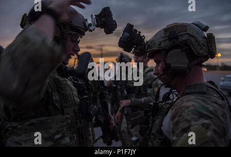 U.S. Army Special Forces und US Air Force Special Operations Forces Personal vom 3 Special Forces Group verhalten Buddy prüft, bevor sie Zimmer Clearing und Close Quarters Battle Operations bei Naval Station Pascagoula, Fräulein, während der südliche Streik 17, Okt. 26, 2016. SSTK 17 ist eine Gesamtkraft, multi-Service Training bewirtet durch den Mississippi Air National Guard Combat Readiness Training Center in Gulfport, Fräulein, von Okt. 24 bis Nov. 4, 2016. Die Ausübung betont Luft-Luft-, Luft-Boden- und Sondereinsatzkräfte Ausbildungsmöglichkeiten. Diese Veranstaltungen sind integr Stockfoto