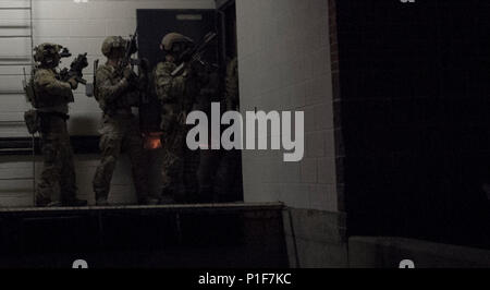 U.S. Army Special Forces und US Air Force Special Operations Forces Personal vom 3 Special Forces Group Verletzung einen Einstiegspunkt während Sie Zimmer Clearing und Close Quarters Battle Operations bei Naval Station Pascagoula, Fräulein, während der südliche Streik 17, Okt. 26, 2016. SSTK 17 ist eine Gesamtkraft, multi-Service Training bewirtet durch den Mississippi Air National Guard Combat Readiness Training Center in Gulfport, Fräulein, von Okt. 24 bis Nov. 4, 2016. Die Ausübung betont Luft-Luft-, Luft-Boden- und Sondereinsatzkräfte Ausbildungsmöglichkeiten. Diese Veranstaltungen sind integr Stockfoto
