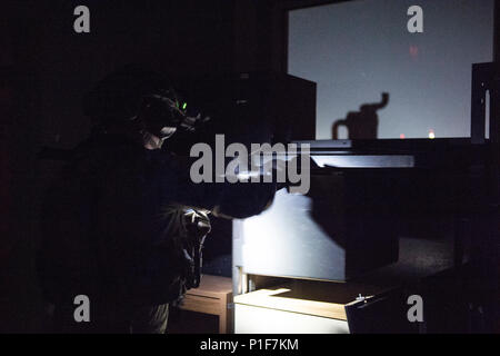 U.S. Army Special Forces und US Air Force Special Operations Forces Personal vom 3 Special Forces Gruppe durchführen sensible Seite Ausbeutung, während im Zimmer Clearing und Close Quarters Battle Operations bei Naval Station Pascagoula, Fräulein, während der südliche Streik 17, Okt. 26, 2016 engagiert. SSTK 17 ist eine Gesamtkraft, multi-Service Training bewirtet durch den Mississippi Air National Guard Combat Readiness Training Center in Gulfport, Fräulein, von Okt. 24 bis Nov. 4, 2016. Die Ausübung betont Luft-Luft-, Luft-Boden- und Sondereinsatzkräfte Ausbildungsmöglichkeiten. Diese Veranstaltung Stockfoto