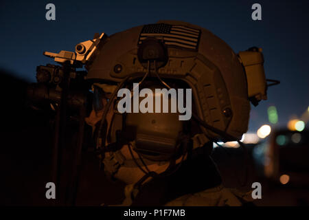 U.S. Army Special Forces und US Air Force Special Operations Forces Personal vom 3 Special Forces Group ihre Umgebung scan außerhalb einer Ziel während Zimmer Clearing und Close Quarters Battle Operations bei Naval Station Pascagoula, Fräulein, während der südliche Streik 17, Okt. 26, 2016. SSTK 17 ist eine Gesamtkraft, multi-Service Training bewirtet durch den Mississippi Air National Guard Combat Readiness Training Center in Gulfport, Fräulein, von Okt. 24 bis Nov. 4, 2016. Die Ausübung betont Luft-Luft-, Luft-Boden- und Sondereinsatzkräfte Ausbildungsmöglichkeiten. Diese Ereignisse Stockfoto