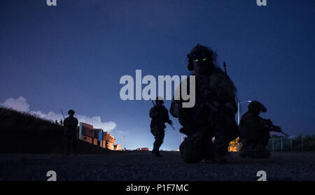 U.S. Army Special Forces und US Air Force Special Operations Forces Personal vom 3 Special Forces Group ziehen Sicherheit während der taktischen Bewegung, ein Ziel anzugreifen, während der Operationen an der Naval Station Pascagoula, Fräulein, während der südliche Streik 17, Okt. 26, 2016. SSTK 17 ist eine Gesamtkraft, multi-Service Training bewirtet durch den Mississippi Air National Guard Combat Readiness Training Center in Gulfport, Fräulein, von Okt. 24 bis Nov. 4, 2016. Die Ausübung betont Luft-Luft-, Luft-Boden- und Sondereinsatzkräfte Ausbildungsmöglichkeiten. Diese Ereignisse sind integriert Stockfoto