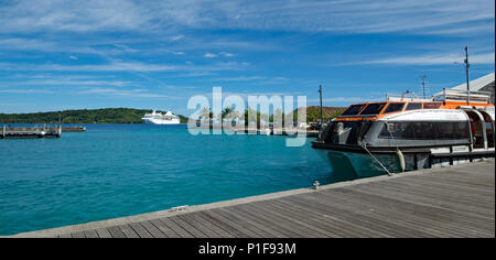 Das Kreuzfahrtschiff MS Paul Gauguin auf Tour um die Gesellschaft Inseln Rarotonga und Atutaki des Pazifiks. Stockfoto