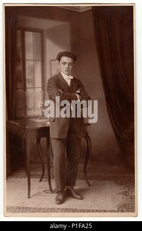 DIE TSCHECHOSLOWAKISCHE REPUBLIK - UM 1920s: Vintage-Foto zeigt jungen Mann posiert im Raum. Antikes Schwarz-Weiß-Studioporträt. Altes Foto, 1920s. Stockfoto