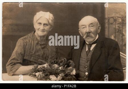 LIBEREC (REICHENBERG), TSCHECHOSLOWAKISCHE REPUBLIK - UM 1920s: Vintage-Foto zeigt ein älteres Paar. Antikes Schwarz-Weiß-Foto. 1920s. Stockfoto