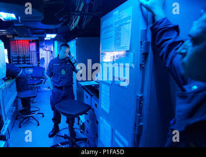161020-N-QA 919-0139 Royal Navy Cmdr. David Morgan Kommandant der RFA Lyme Bay (L 3007), nutzt das Kommunikationssystem an Bord der USS Gladiator (MCM-11) mit Cmdr. Francisco Garza, Kommandant der Gladiator, während UK/US Mine Gegenmaßnahmen Übung 2017 (UK/US MCM-Ex 17). Die Übung ist eine bilaterale mine Gegenmaßnahmen (MCM) Übung zwischen der U.S. Navy und Royal Navy entwickelt, eine Gelegenheit für beide Nationen, Kenntnis von MCM Techniken, um Bedrohungen zu reagieren. Die kombinierte MCM force wird MCM Fähigkeiten bei der Suche, Identifizierung und Neutralisierung von Minen Bedrohung erhöhen Stockfoto