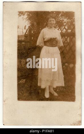 DIE TSCHECHOSLOWAKISCHE REPUBLIK - UM 1920s: Vintage-Foto zeigt Frau im Sommergarten. Altes Schwarzweiß-Foto. 1920s Stockfoto