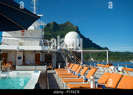 Das Kreuzfahrtschiff MS Paul Gauguin auf Tour um die Gesellschaft Inseln Rarotonga und Atutaki des Pazifiks. Stockfoto