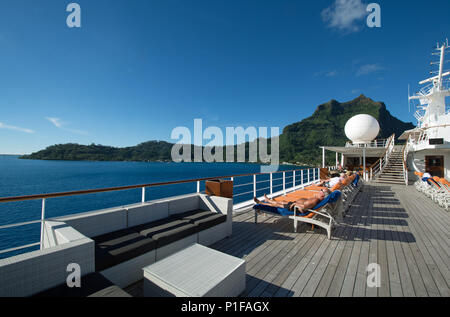 Das Kreuzfahrtschiff MS Paul Gauguin auf Tour um die Gesellschaft Inseln Rarotonga und Atutaki des Pazifiks. Stockfoto