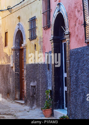 Straße mit bunten bunte Wände des Hauses alten Medina Marrakesch, Marokko. Stockfoto