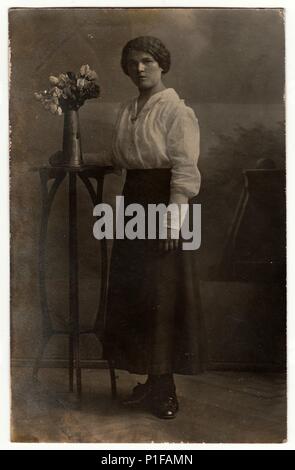 ÖSTERREICH-UNGARN - UM 1910s: Vintage-Foto zeigt Frau posiert in einem Fotostudio. Oild Schwarz-Weiß-Foto. Antikes Studioporträt. 1910s. Stockfoto