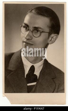 DIE TSCHECHOSLOWAKISCHE REPUBLIK - UM 1940s: Vintage-Foto zeigt jungen Mann mit Brille. Altes Schwarzweiß-Foto. Antikes Studioporträt. 1940s. Stockfoto
