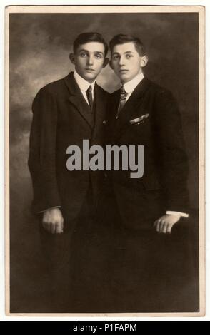 REICHENAU, DEUTSCHLAND - UM 1920s: Vintage-Foto zeigt zwei junge Männer, die in einem Fotostudio posieren. Antikes Schwarz-Weiß-Foto. 1920s. Stockfoto