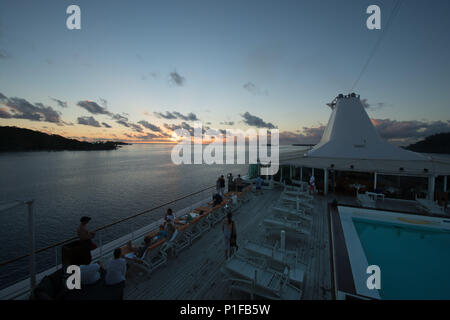 Das Kreuzfahrtschiff MS Paul Gauguin auf Tour um die Gesellschaft Inseln Rarotonga und Atutaki des Pazifiks. Stockfoto