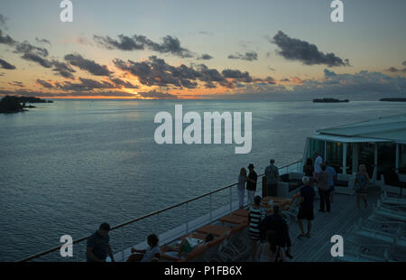 Das Kreuzfahrtschiff MS Paul Gauguin auf Tour um die Gesellschaft Inseln Rarotonga und Atutaki des Pazifiks. Stockfoto