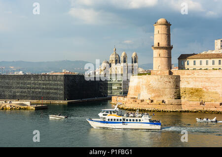 Saint Jean fort in Marseille unter einem stürmischen Himmel mit dem MuCEM und Villa Mediterranee Gebäude und Sainte Marie Majeure Kathedrale in der Ferne. Stockfoto
