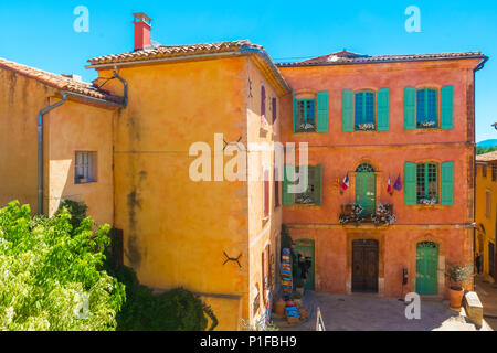 Bunte und ockerfarbene Häuser im Dorf Roussillon in der Provence, Frankreich Stockfoto