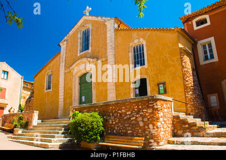 Farbenfroh und Ocker Kirche im Dorf Roussillon in der Provence, Frankreich Stockfoto