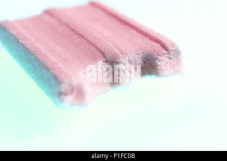 Die Hälfte der Pink Bubble Gum. Frische Gummibärchen leckere Hintergrund. Lecker Kulisse. Makro Nahaufnahme. Stockfoto